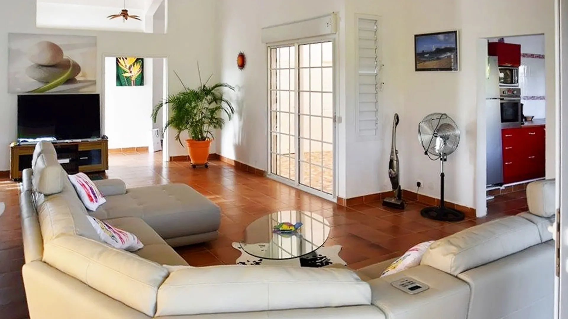 Sunny, 4-Bedroom House In Saint Francois With A Swimming Pool And Terr