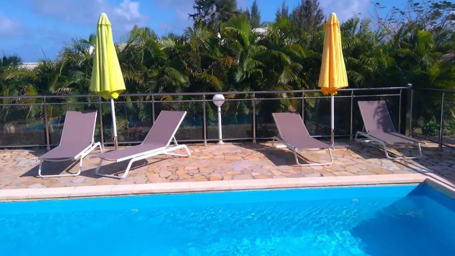 Sunny, 4-Bedroom House In Saint Francois With A Swimming Pool And Terr Apartment